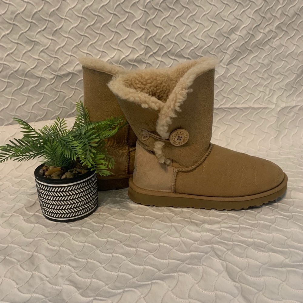 Ugg Bailey button short boot size 9, tan - Picture 2 of 9